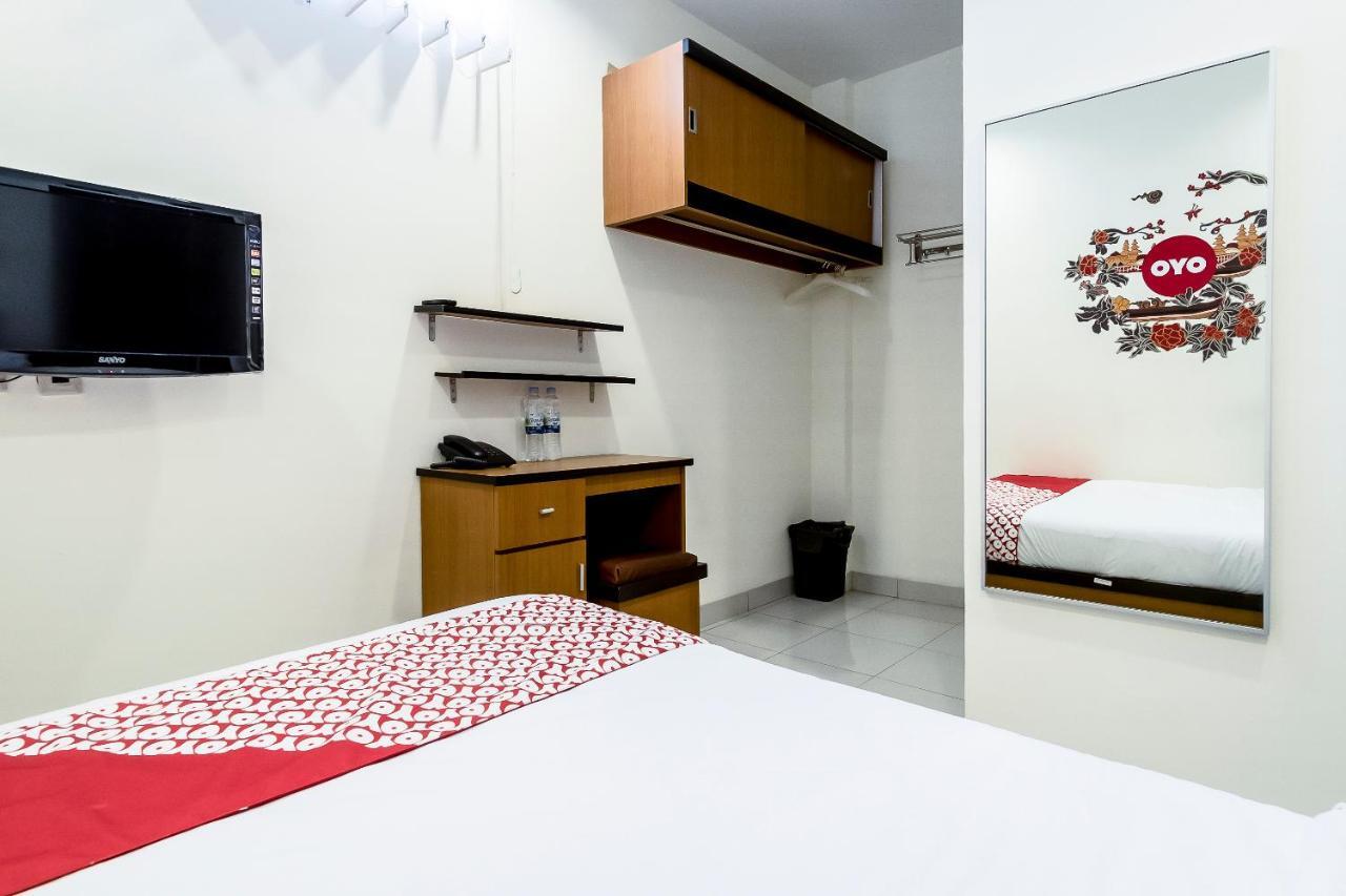 Oyo 294 Andrea Residence Syariah Медан Экстерьер фото