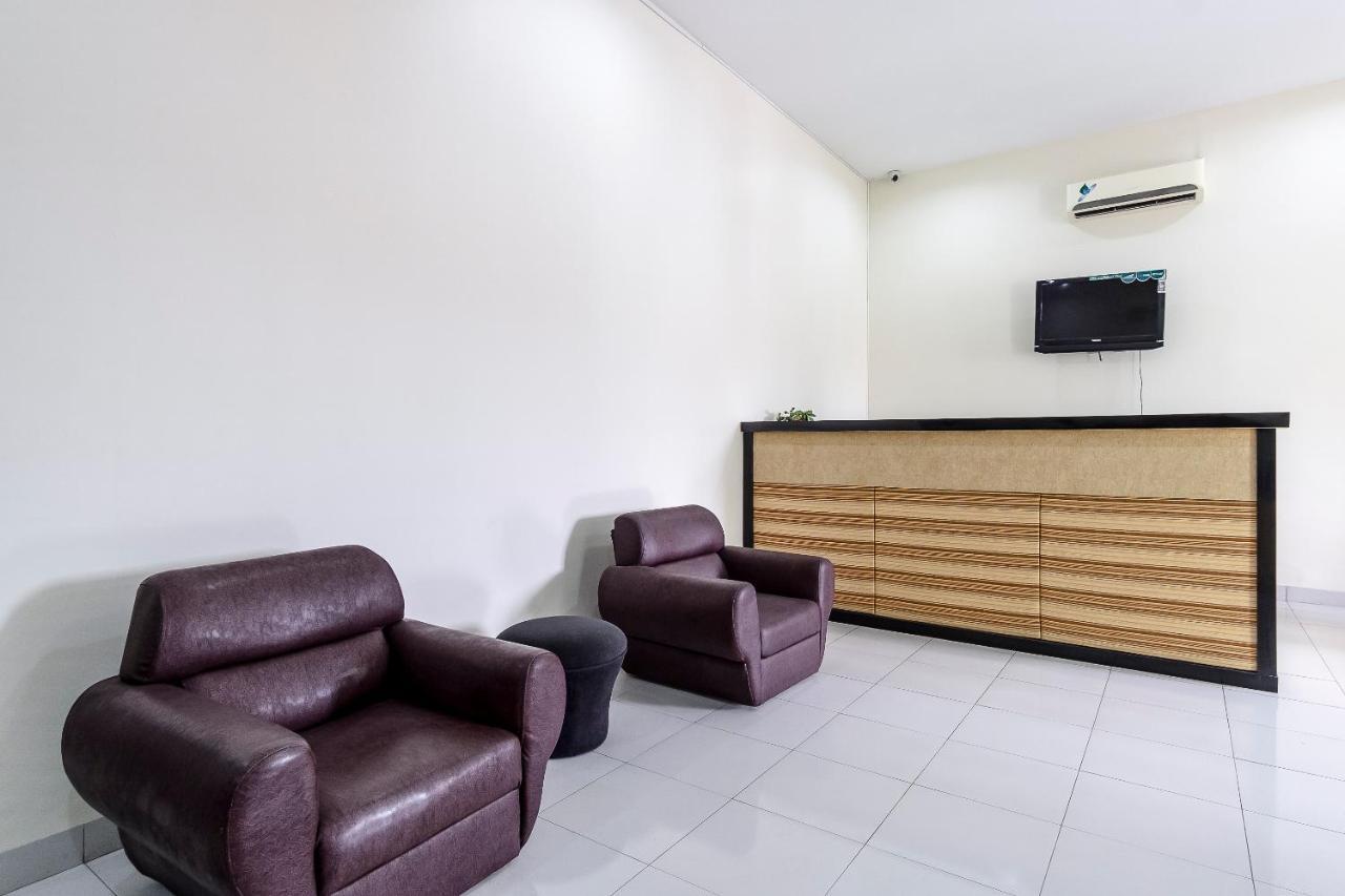 Oyo 294 Andrea Residence Syariah Медан Экстерьер фото